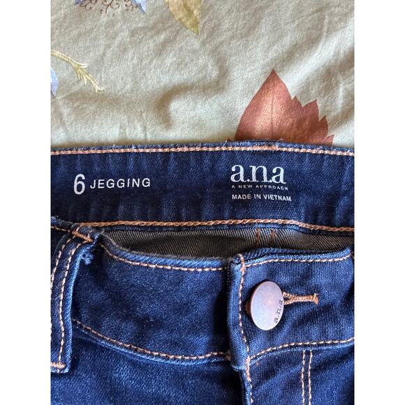 a.n.a. A NEW APPROACH Jeans Size 6 dark wash blue destroyed raw hem jegging - Picture 2 of 5